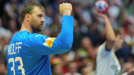Andreas Wolff strebt mit den deutschen Handballern gegen die Schweiz den zweiten Vorrundensieg bei der WM an.