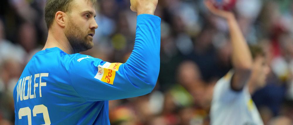 Andreas Wolff strebt mit den deutschen Handballern gegen die Schweiz den zweiten Vorrundensieg bei der WM an.