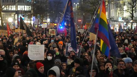 Teilnehmer der Demonstration «Alle gemeinsam gegen die AfD» des Hamburger Bündnisses gegen Rechts halten Plakate hoch. Die Proteste richten sich gegen den Auftritt der Kanzlerkandidatin und Bundessprecherin der AfD Weidel bei einer AfD-Wahlkampfveranstaltung im Hamburger Rathaus. 