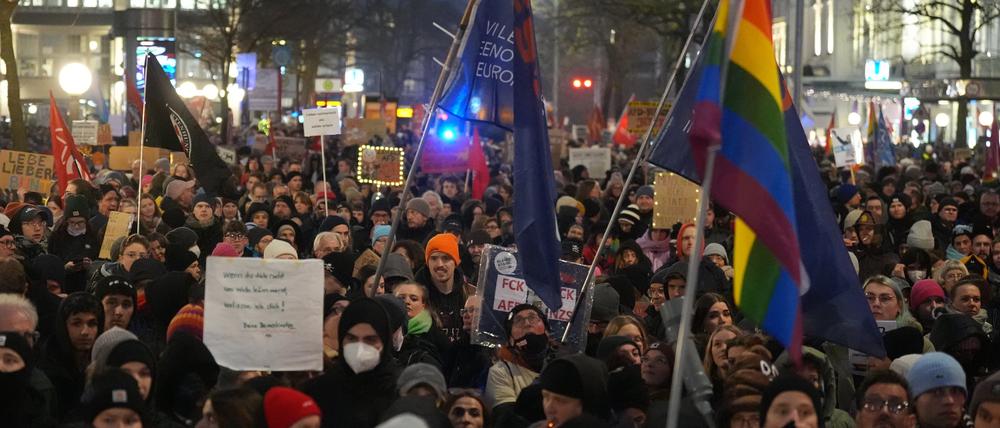 Teilnehmer der Demonstration «Alle gemeinsam gegen die AfD» des Hamburger Bündnisses gegen Rechts halten Plakate hoch. Die Proteste richten sich gegen den Auftritt der Kanzlerkandidatin und Bundessprecherin der AfD Weidel bei einer AfD-Wahlkampfveranstaltung im Hamburger Rathaus.