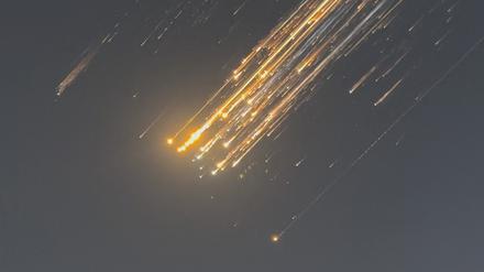 Lichtschauer fliegen über den Himmel, offenbar die Trümmer einer in Texas gestarteten SpaceX-Rakete.
