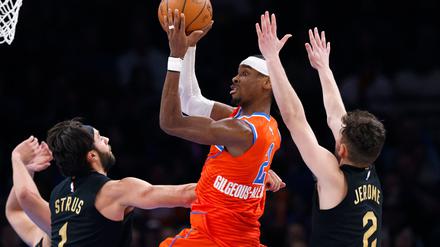 Shai Gilgeous-Alexander (M.) dominierte mit 40 Punkten.