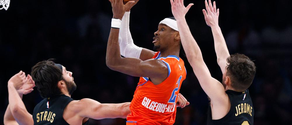 Shai Gilgeous-Alexander (M.) dominierte mit 40 Punkten.
