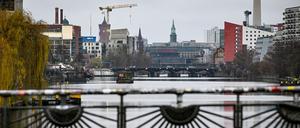 Mit einer dichten Wolkendecke beginnt ein trockener Wintertag in der Hauptstadtregion.