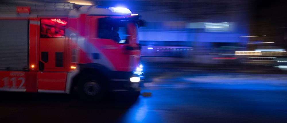 Ein Wohnwagen in Kreuzberg ist ausgebrannt. Drinnen entdeckte die Feuerwehr eine leblose Person. (Symbolbild)