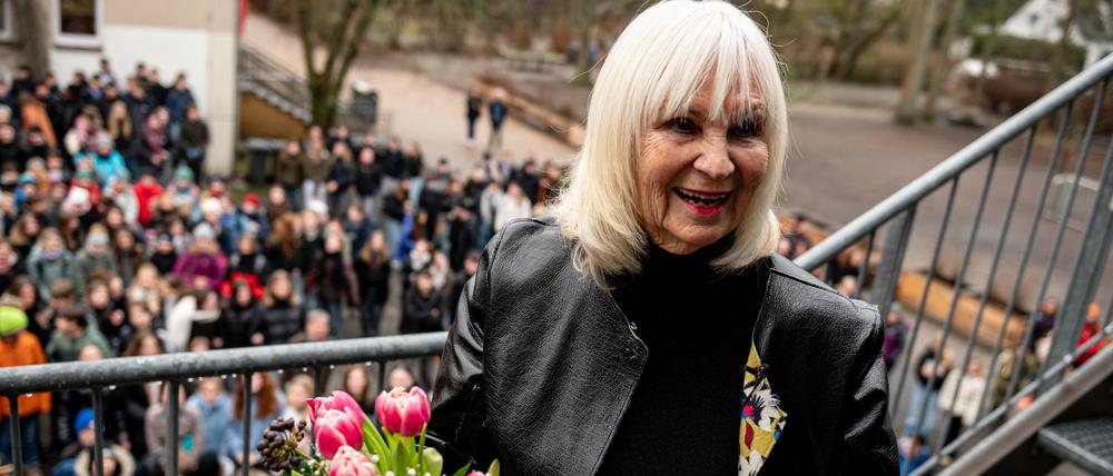 Verena Zapf, Köpenicker Lehrerin, bekommt zu ihrem 80. Geburtstag ein Ständchen von den Schülern der Evangelischen Schule Köpenick. Die Biologie- und Chemielehrerin hat bereits 58 Dienstjahre als Lehrerin hinter sich. Mit 67 Jahren entschied sie, wieder in ihr Berufsleben an die Schule zurückzukehren.