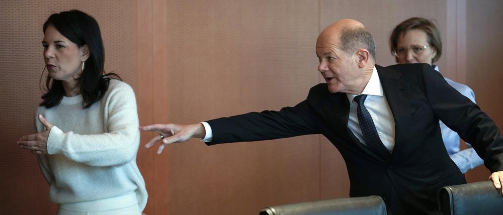 Bundeskanzler Olaf Scholz gibt Bundesaußenministerin Annalena Baerbock vor der Kabinettssitzung im Kanzleramt ein Zeichen.