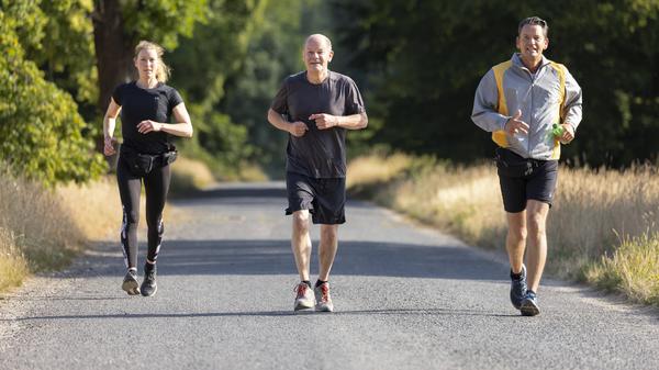 Olaf Scholz, damals Bundesfinanzminister und SPD-Kanzlerkandidat joggt mit Personenschützern in Potsdam (Archivbild von 2021).