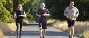 Olaf Scholz, damals Bundesfinanzminister und SPD-Kanzlerkandidat joggt mit Personenschützern in Potsdam (Archivbild von 2021).