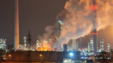 Rauch steigt bei einem Brand vom Gebiet einer Raffinerie auf.