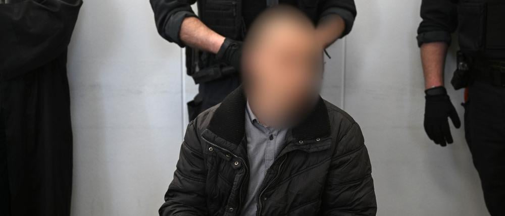 Der wegen Mordes an der neunjährigen Valeriia Angeklagte wartet am Landgericht Chemnitz auf den Beginn seines Prozesses. 