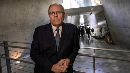 YadVashem-Leiter Dani Dayan posiert am 9. Januar 2025 für ein Foto in der Holocaust-Gedenkstätte in Jerusalem. Acht Jahrzehnte nach dem Holocaust befindet sich das Gedenken an den Holocaust an einem „Scheideweg“, da immer weniger Überlebende aus erster Hand über die Schrecken der Nazizeit in Europa berichten können, so der Leiter der israelischen Gedenkstätte. Yad Vashem besitzt mehr als 227,6 Millionen Seiten Dokumentation, 2,8 Millionen Seiten Zeugenaussagen, 541.500 Fotos aus der Zeit des Holocaust und Tausende weiterer Artefakte und Kunstwerke.