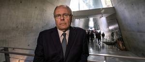 YadVashem-Leiter Dani Dayan posiert am 9. Januar 2025 für ein Foto in der Holocaust-Gedenkstätte in Jerusalem. Acht Jahrzehnte nach dem Holocaust befindet sich das Gedenken an den Holocaust an einem „Scheideweg“, da immer weniger Überlebende aus erster Hand über die Schrecken der Nazizeit in Europa berichten können, so der Leiter der israelischen Gedenkstätte. Yad Vashem besitzt mehr als 227,6 Millionen Seiten Dokumentation, 2,8 Millionen Seiten Zeugenaussagen, 541.500 Fotos aus der Zeit des Holocaust und Tausende weiterer Artefakte und Kunstwerke.