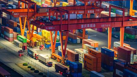 Der Containerhafen Guoyuan in Chongqing, China, bei Nacht