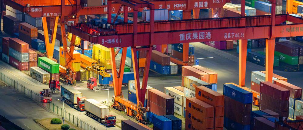 Der Containerhafen Guoyuan in Chongqing, China, bei Nacht