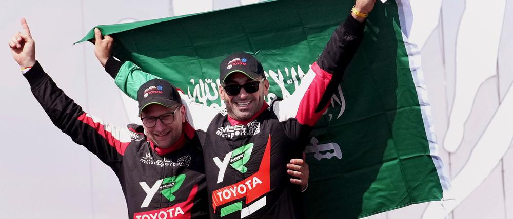 Der deutsche Beifahrer Timo Gottschalk (links) feiert an der Seite seines Piloten Yazeed Al-Rajhi seinen zweiten Sieg bei der Rallye Dakar.
