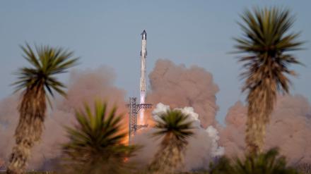Die Rakete „Starship“ von SpaceX startet zu ihrem Testflug von der Starbase in Boca Chica.