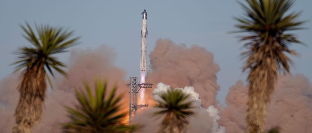 Die Rakete „Starship“ von SpaceX startet zu ihrem Testflug von der Starbase in Boca Chica.