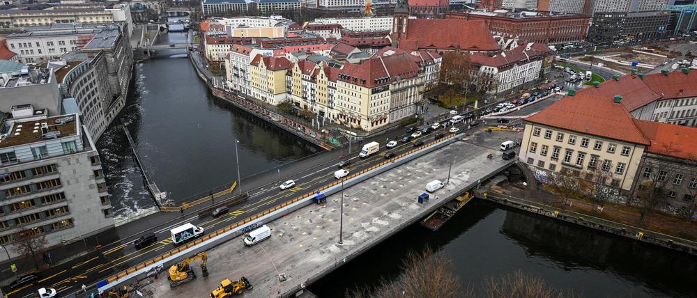 Die Fischerinsel liegt im Herzen Berlins. Zu ihr führt die Mühlendammbrücke. (Archivbild)