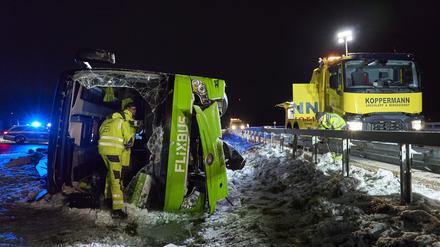 Ein Flixbus liegt beschädigt auf der Seite.