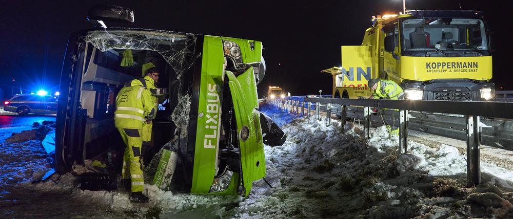 Ein Flixbus liegt beschädigt auf der Seite.