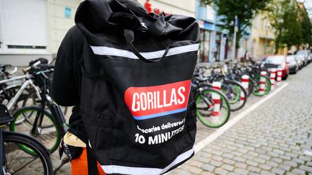 20.07.2021, Berlin: Ein Beschäftigter des Lieferdienstes Gorillas trägt einen Rucksack und steht vor den Fahrrädern. Arbeitsminister Heil hört sich heute die Arbeistbedingungn von den Beschäftigten des Lieferdienstes auf dem Lausitzer Platz an.