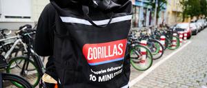20.07.2021, Berlin: Ein Beschäftigter des Lieferdienstes Gorillas trägt einen Rucksack und steht vor den Fahrrädern. Arbeitsminister Heil hört sich heute die Arbeistbedingungn von den Beschäftigten des Lieferdienstes auf dem Lausitzer Platz an.