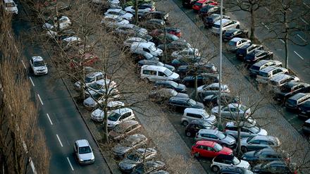 Voll belegte Parkplätze auf der Masurenallee. (zu dpa: «1,2 Millionen Parkplätze in Berlin - Karte zeigt Details») +++ dpa-Bildfunk +++