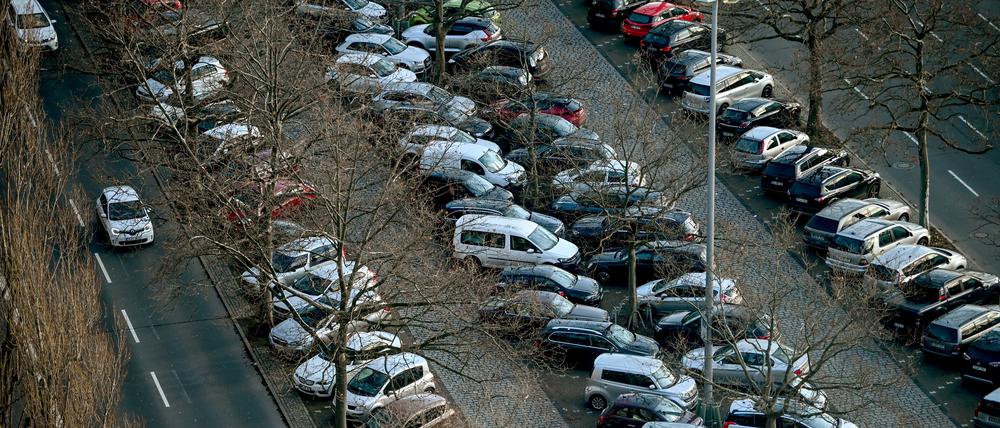 Voll belegte Parkplätze auf der Masurenallee in Berlin.