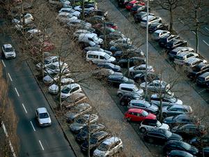Voll belegte Parkplätze auf der Masurenallee. (zu dpa: «1,2 Millionen Parkplätze in Berlin - Karte zeigt Details») +++ dpa-Bildfunk +++