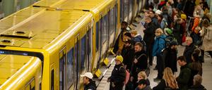 Menschen warten bei einem Warnstreik bei der Deutschen Bahn am Alexanderplatz auf die U-Bahn. (zu dpa: «BVG-Chef räumt Probleme beim neuen U-Bahntakt ein») +++ dpa-Bildfunk +++