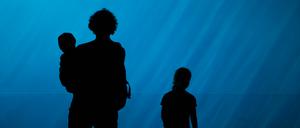 Die Silhouette eines Vaters mit seinen Kindern. 