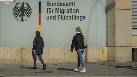 Das Bundesamt für Migration und Flüchtlinge (Bamf) fördert ab sofort wieder syrische Migrantinnen und Migranten, die dauerhaft in ihr Heimatland zurückkehren. 