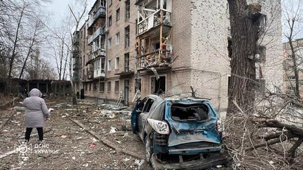 Ein vom ukrainischen Zivilschutzdienst zur Verfügung gestelltes Bild zeigt ein beschädigtes Wohnhaus und ein zerstörtes Auto nach einem russischen Raketenschlag in der südostukrainischen Industriestadt Krywyj Rih.