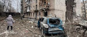 Ein vom ukrainischen Zivilschutzdienst zur Verfügung gestelltes Bild zeigt ein beschädigtes Wohnhaus und ein zerstörtes Auto nach einem russischen Raketenschlag in der südostukrainischen Industriestadt Krywyj Rih.
