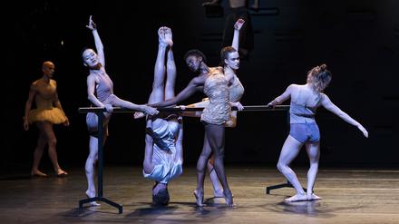 Die Batsheva Dance Company mit "Momo" im Haus der Berliner Festspiele.