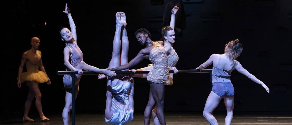Die Batsheva Dance Company mit "Momo" im Haus der Berliner Festspiele.