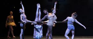 Die Batsheva Dance Company mit "Momo" im Haus der Berliner Festspiele.