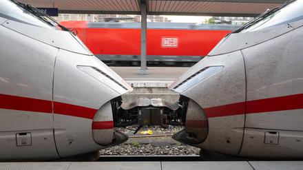 Zwei ICE-Züge der Deutschen Bahn sind auf dem Bahnhof zusammengekoppelt.
