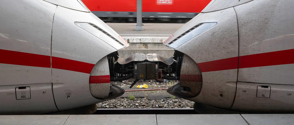Zwei ICE-Züge der Deutschen Bahn sind auf dem Bahnhof zusammengekoppelt.
