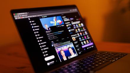 Ein Laptop steht auf einem Küchentisch, während auf dem Display die Webseite X.com aufgerufen ist.