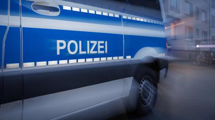 Ein Fahrzeug der Polizei steht auf einer Straße.