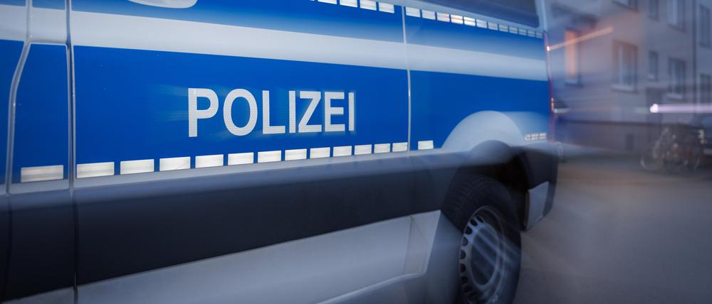 Ein Fahrzeug der Polizei steht auf einer Straße. 