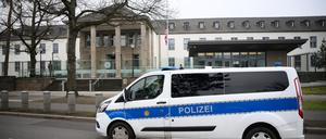 17.01.2025, Berlin: Ein Polizeiwagen steht vor dem Gelände der US-Botschaft und des US-Konsulats an der Clayallee in Zehlendorf. Ein verdächtiger Brief im Konsulat der amerikanischen Botschaft in Berlin-Dahlem hat einen Polizeieinsatz ausgelöst. Die Poststelle wurde gesperrt und Experten des Kriminaltechnischen Instituts des Berliner Landeskriminalamtes haben die Sendung untersucht. Foto: Bernd von Jutrczenka/dpa +++ dpa-Bildfunk +++