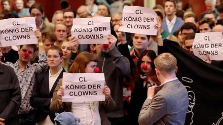 Während der Rede des FDP-Vorsitzenden Christian Lindner halten Protestierende Plakate mit der Aufschrift „CL König der Clowns“ bei einer Wahlkampfveranstaltung im Kolpinghaus hoch.