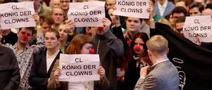 Während der Rede des FDP-Vorsitzenden Christian Lindner halten Protestierende Plakate mit der Aufschrift „CL König der Clowns“ bei einer Wahlkampfveranstaltung im Kolpinghaus hoch.