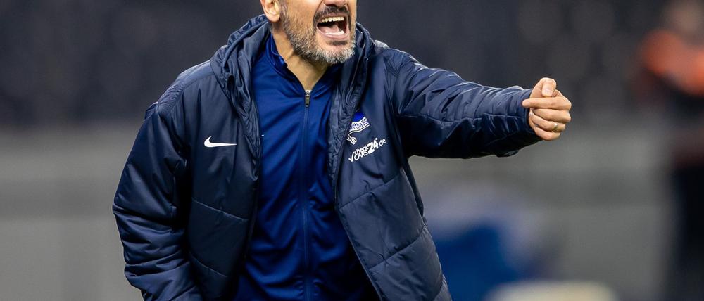 Hertha-Trainer Cristian Fiél stimmt seine Mannschaft auf die Rückrunde ein.