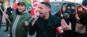 Liebich 2018 bei einer Demonstration während des Besuchs der damaligen Bundeskanzlerin Merkel in Chemnitz.