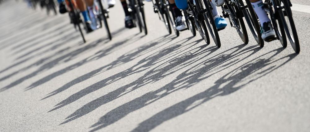 Radfahrer auf dem Asphalt (Illustration)