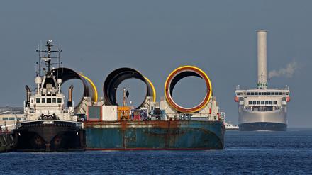 Verschiffung von Fundamenten für Offshore-Windkraftanlagen im Rostocker Überseehafen.